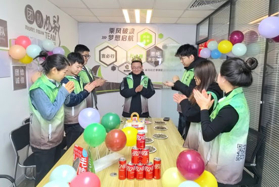 Bij het vieren van een verjaardagsfeestje kwam Qindao Lian Sheng International Trade Co., Ltd. bijeen